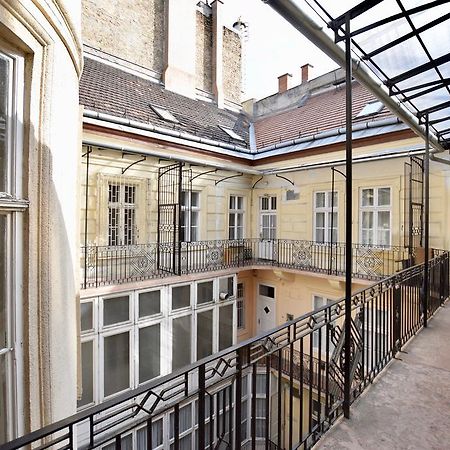 Luxury Apartment By Hi5 - Szervita Suite Budapeste Exterior foto