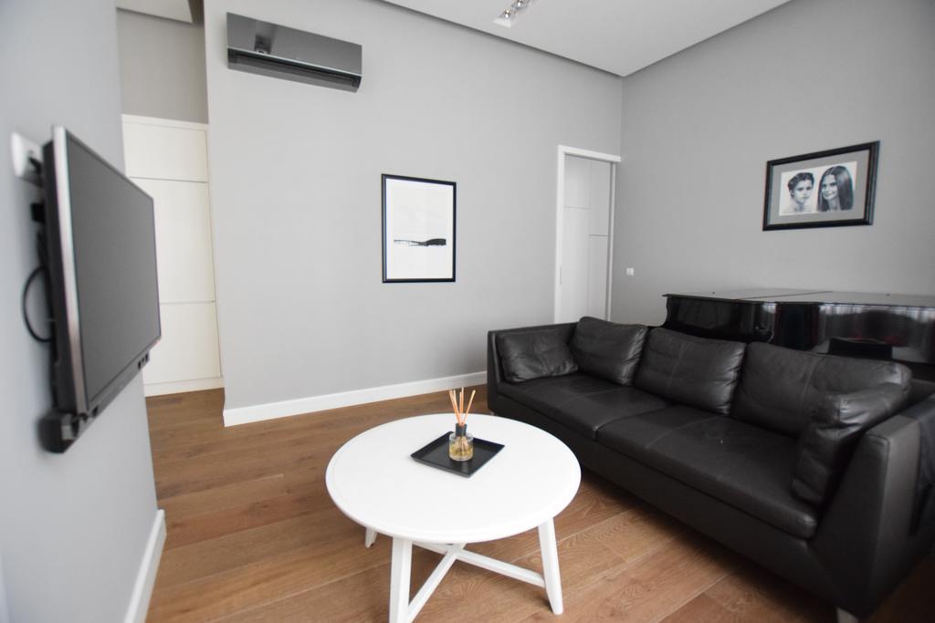 Luxury Apartment By Hi5 - Szervita Suite Budapeste Exterior foto