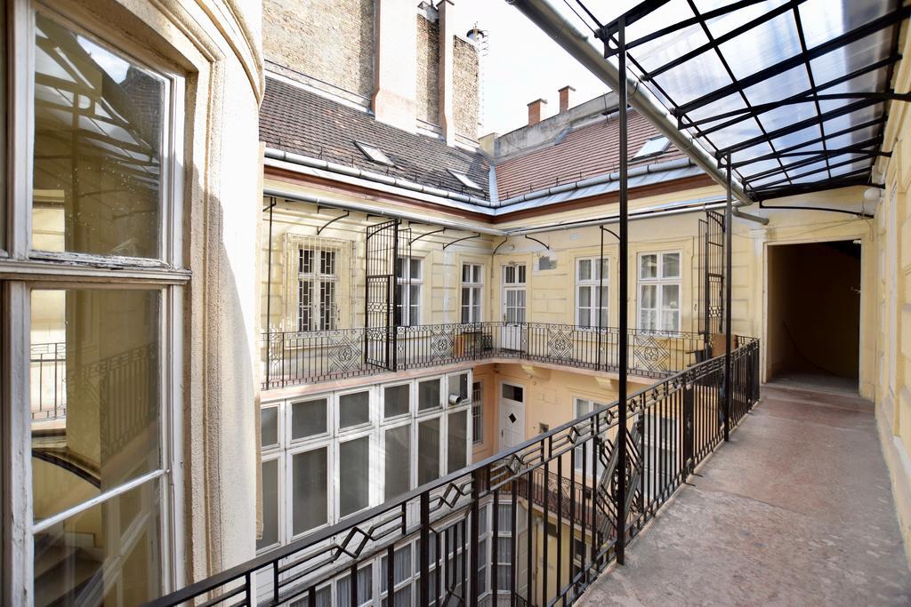 Luxury Apartment By Hi5 - Szervita Suite Budapeste Exterior foto
