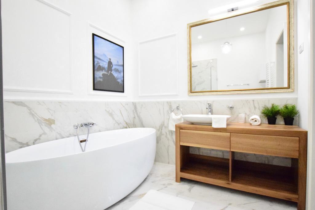 Luxury Apartment By Hi5 - Szervita Suite Budapeste Exterior foto