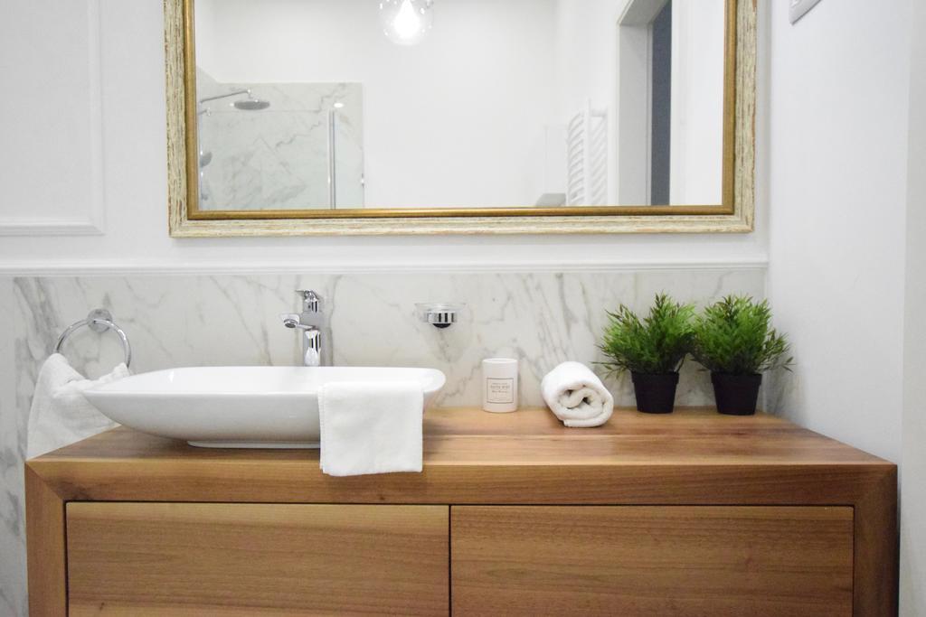 Luxury Apartment By Hi5 - Szervita Suite Budapeste Exterior foto